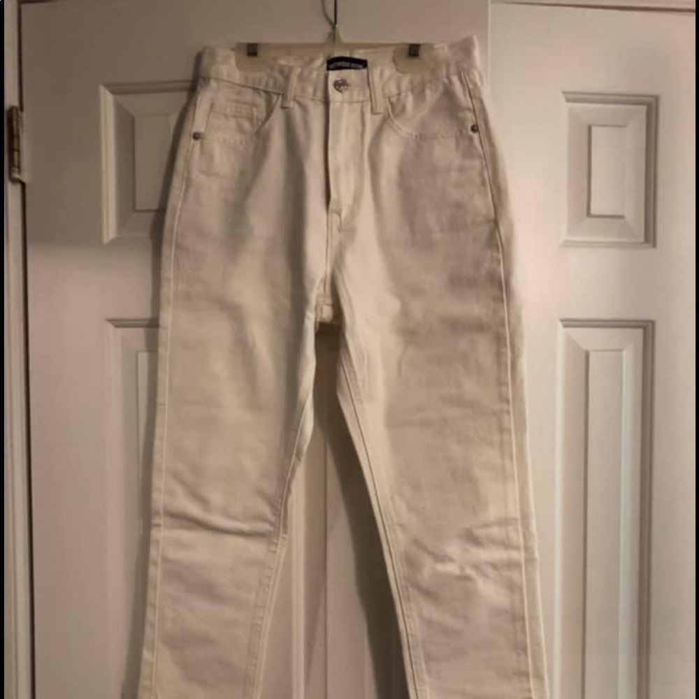 White cropped jeans